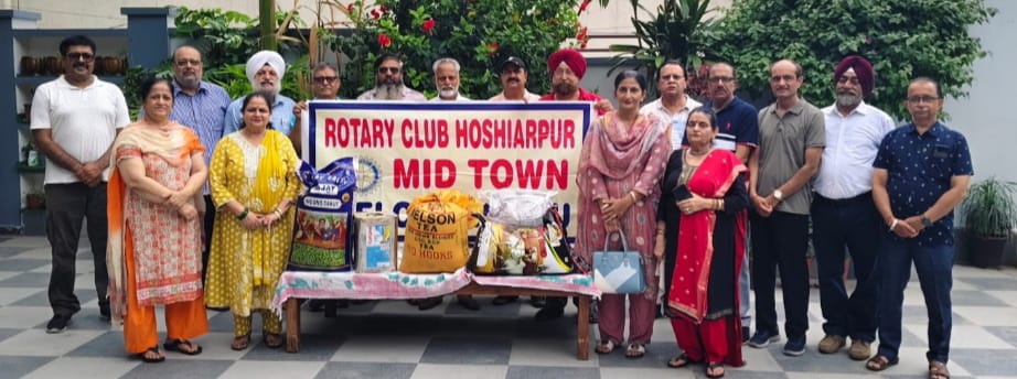 Rotary Club Hoshiarpur Mid Town contributed to ration service during Annapurna Week.